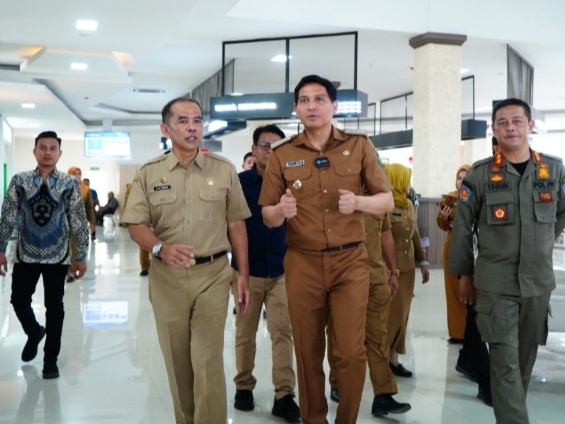 Bupati Indramayu Lucky Hakim bersama jajarannya kunjungi Mall Pelayanan Publik