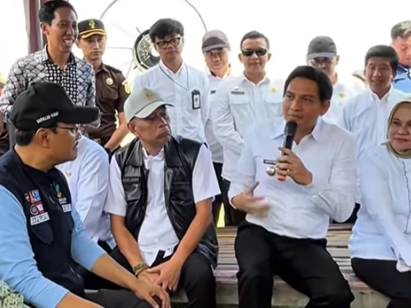 Bupati Indramayu Lucky Hakim mendampingi Menteri Sosial Saefullah Yusuf ke kampung nelayan sejahtera di Kandanghaur, Rabu (7/5/2025)