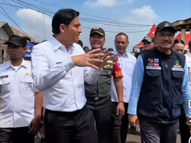 Bupati Indramayu Lucky Hakim mendampingi Menteri Sosial Saefullah Yusuf ke kampung nelayan sejahtera di Kandanghaur, Rabu (7/5/2025)