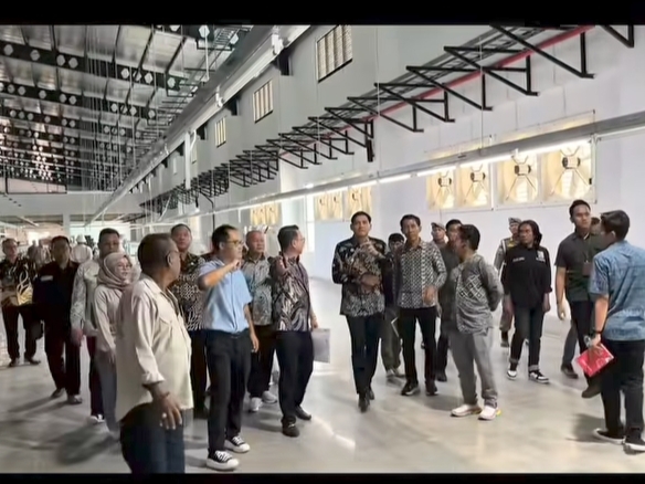 Bupati Indramayu Lucky Hakim kunjungi Pabrik Sepatu di Krangkeng