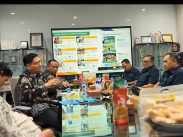 Bupati Indramayu Lucky Hakim bersama jajaran PT Polytama Propindo 