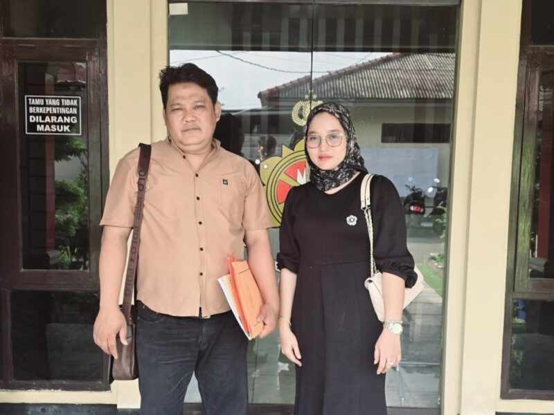 Ketua LBH Ghazanfar Pahmi Alamsah usai mendampingi Wakil Direktur CV Karya Abadi Sejahtera Yayah Pujiyanah melapor ke Polres Indramayu 