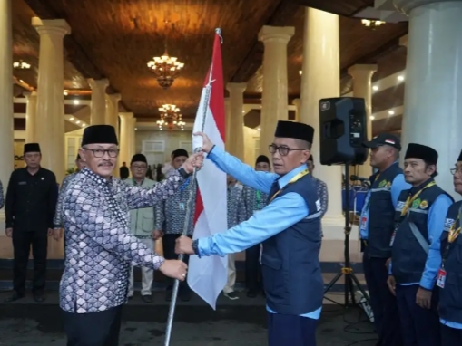 Wakil Bupati Indramayu Syaefudin melepas calon jamaah haji dan umrah di Pendopo Indramayu, Jumat (23/5/2025)