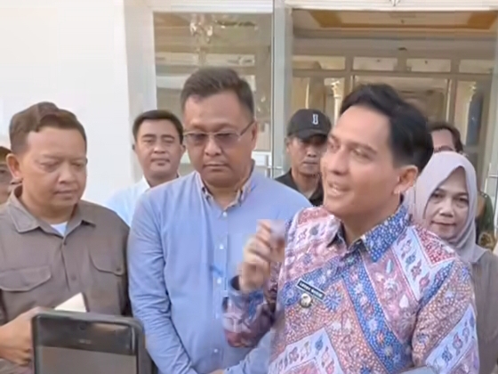 Bupati Indramayu Lucky Hakim memberikan keterangan pers terkait program Sekolah Rakyat di Gedung Wisma Haji, Sabtu (24/5/2025).