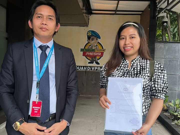 Advokat Toni RM bersama anak kliennya melaporkan penyidik ke Divisi Propam Mabes Polri