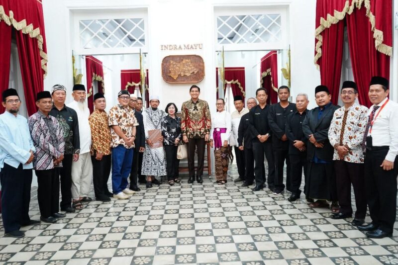 Bupati Indramayu Lucky Hakim mengukuhkan Forum Kerukunan Umat Beragama (FKUB) masa bhakti 2025–2030 di Pendopo Kabupaten Indramayu, Jumat (13/6/2025).