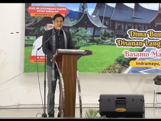 Bupati Indramayu Lucky Hakim beri sambutan di Pelantikan Ikatan Keluarga Minangkabau (IKM) di Gedung Unwir, Sabtu (31/5/2025) malam.