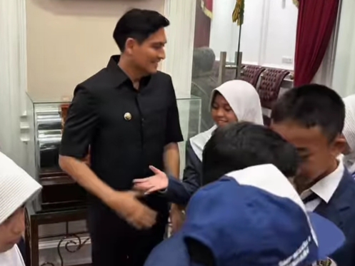 Bupati Indramayu Lucky Hakim beri selamat kepada pelajar berprestasi