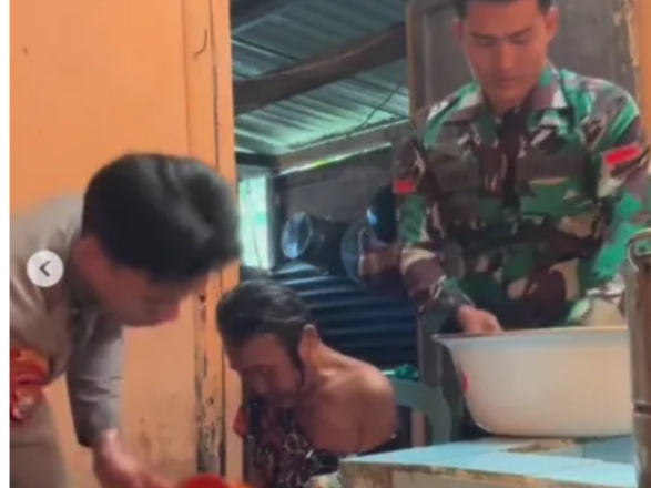 Tangkapan layar : Anak berseragam TNI dan Polri memandikan ibu kandungnya