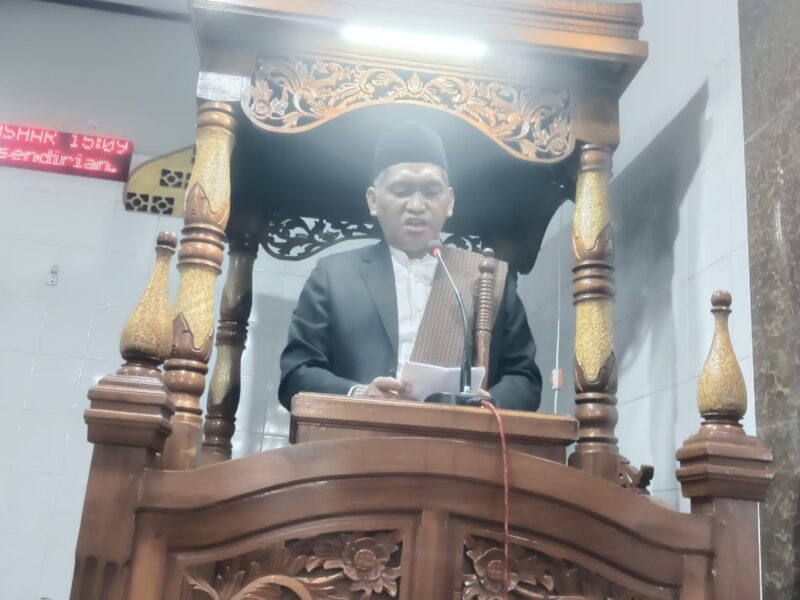 Ihsan Mahfudz sebagai khatib Shalat Idul Adha di Masjid Al Barokah, Desa Rawadalem, Kecamatan Balongan, Kabupaten Indramayu, Jumat (6/6/2025).
