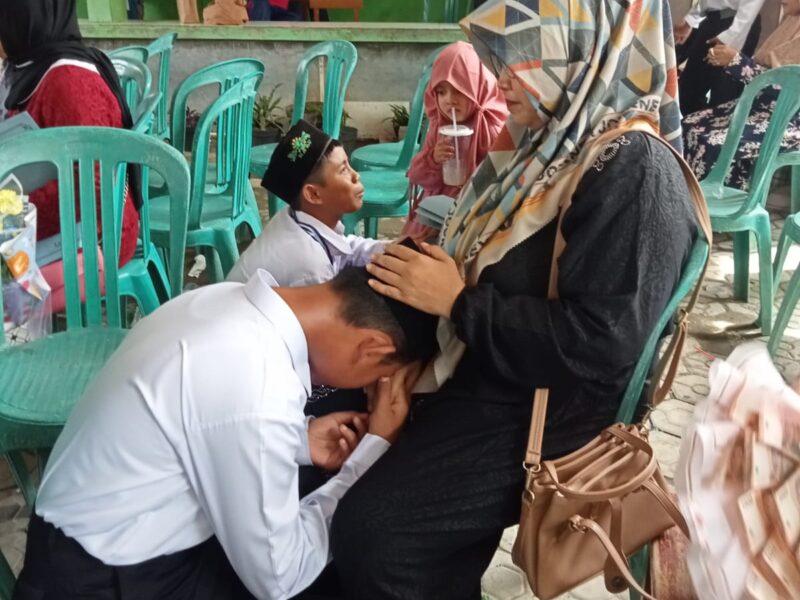 Momen sungkeman siswa kepada orang tua pada acara perpisahan kelas 6 Madrasah Ibtidaiyah (MI) Assalafiyah Singajaya, Kabupaten Indramayu, Sabtu (14/6/2025)