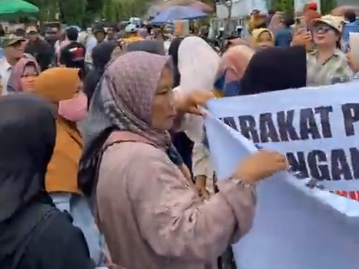 Ratusan warga Desa Majakerta, Kecamatan Balongan, Indramayu, turun ke jalan dan mendatangi Pendopo Kabupaten Indramayu pada Kamis (19/6/2025) untuk menuntut kepala desa mereka, Rendra, mundur dari jabatannya.