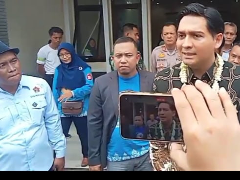 Bupati Indramayu Lucky Hakim memberikan keterangan pers di Gedung PGRI Indramayu, Sabtu (28/6/2025)