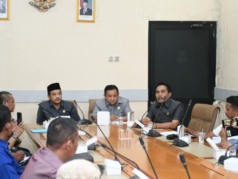 Wakil Ketua DPRD Indramayu, juga Ketua DPC PDIP Indramayu, Sirojudin menerima puluhan wartawan di Gedung DPRD, Senin (30/6/2025).