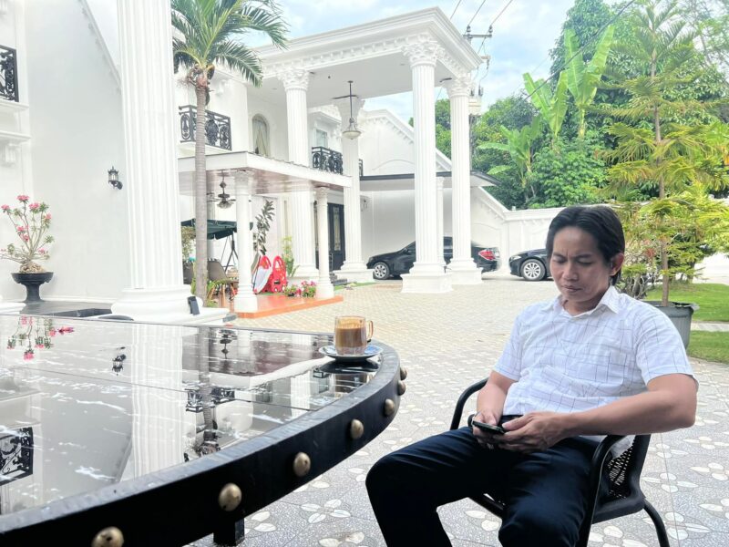 Pengacara Toni RM di Kediamannya di Wisma Jati Desa Balongan Kecamatan Balongan Kabupaten Indramayu