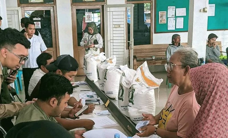 Penyaluran bantuan pangan beras 20kg di Kabupaten Indramayu