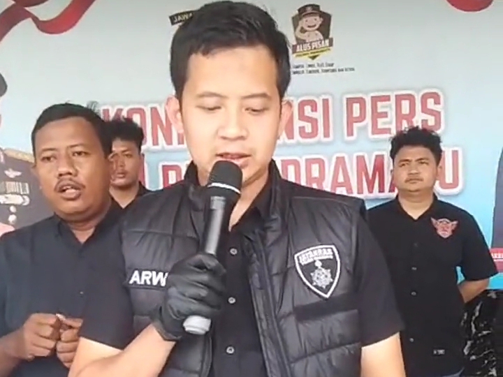 Kasat Reskrim Polres Indramayu, AKP Muchammad Arwin Bachar, saat mengungkapkan kronologi lengkap kejadian yang merenggut nyawa pelajar asal Desa  Singaraja, YDP di Mapolres Indramayu, Kamis, (2/7/2025)