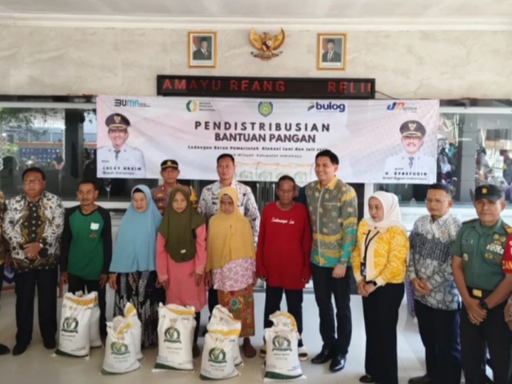 Bupati Indramayu Lucky Hakim melihat ratusan warga berkumpul sejak pagi dengan harapan membawa pulang bahan pokok yang sangat dibutuhkan: beras, Kamis (24/7/2025)