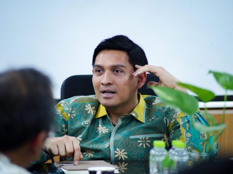 Bupati Indramayu, Lucky Hakim, saat menerima kunjungan Kepala Dinas Pemberdayaan Masyarakat dan Desa (DPMDesa) Provinsi Jawa Barat, Mochamad Ade Afriandi, di Pendopo Kabupaten Indramayu pada Kamis (24/7/2025).