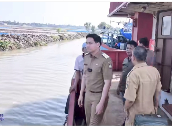 Bupati Indramayu, Lucky Hakim, untuk meninjau langsung proses pengerukan muara sungai TPI Tegalagung, Desa Benda, Senin (28/7/2025)