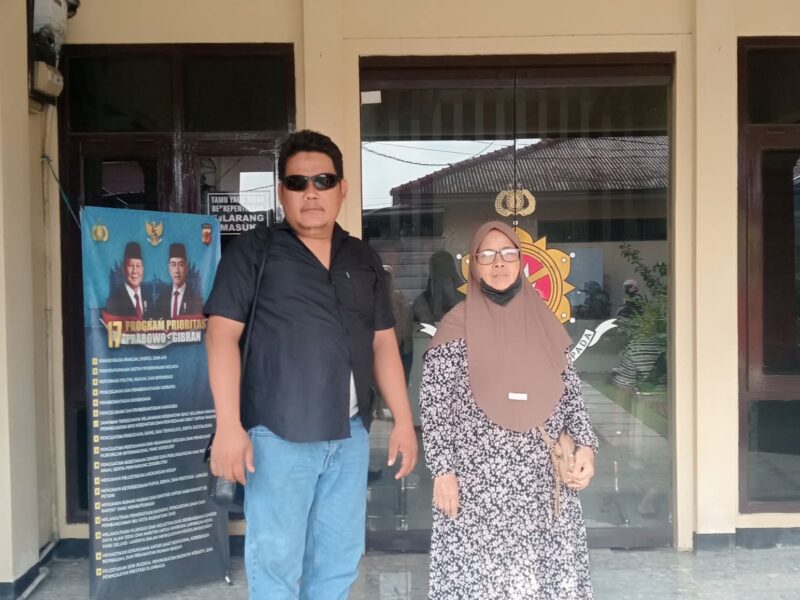 Ketua LBH Ghazanfar, Pahmi Alamsah, mendampingi korban dugaan penipuan jual beli rumah, Marpuah, saat melapor ke Polres Indramayu.
