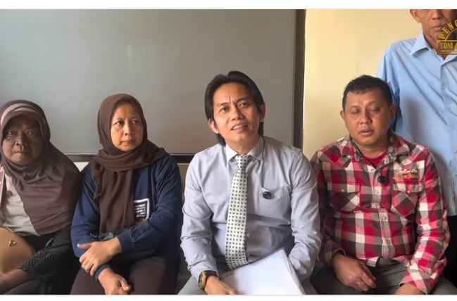 Pengacara Toni RM, SH bersama kliennya di Pengadilan Negeri Indramayu, Senin (28/7/2025)