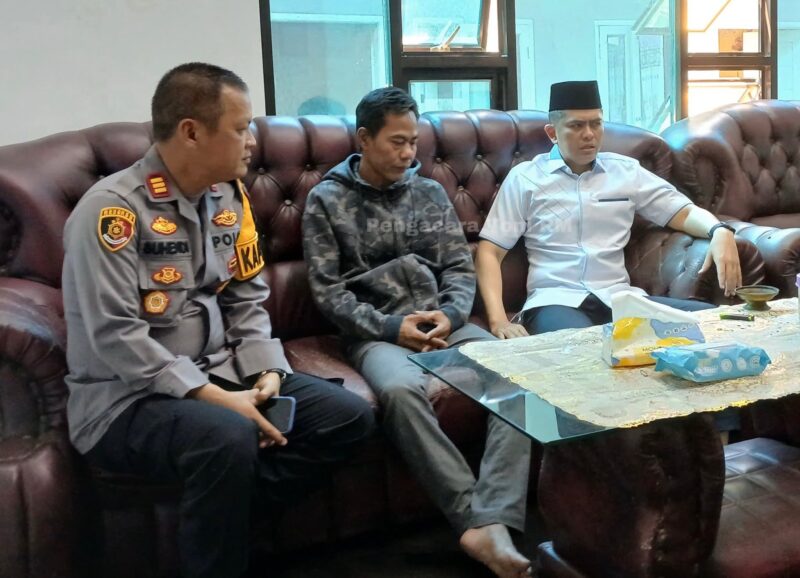 Kapolres Indramayu AKBP Mochamad Fajar Gemilang bersama Kapolsek Sindang AKP Suhendi mengunjungi kediaman orang tua Putri Apriyani di Desa Rambatan Wetan, Minggu (24/8/2025)