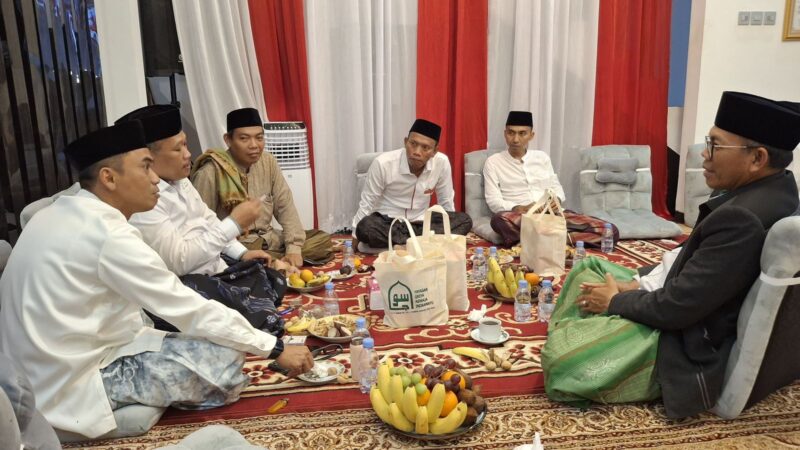 Habibi Ariyanto bersama Ketua PWNU Jawa Barat KH Juhadi dan tokoh NU Indramayu lainnya dalam kegiatan acara keagamaan, menunjukkan komitmennya terhadap nilai-nilai keislaman dan tradisi Nahdlatul Ulama di tingkat desa.