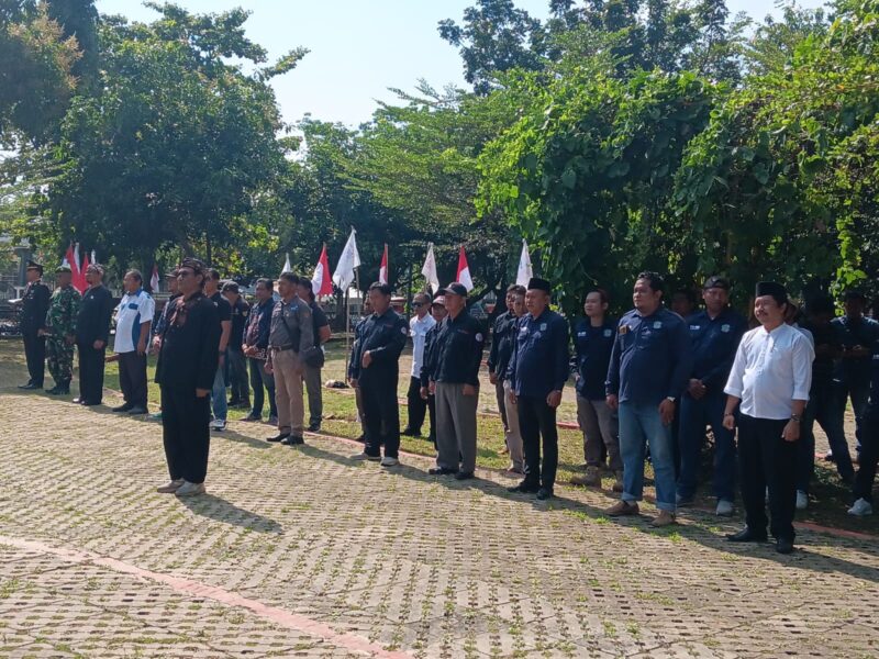 SMSI dan IWO, PJI, FWRI, KWRI, FWJI dan PPWI menggelar upacara Proklamasi Kemerdekaan RI ke-80 di Tugu Perjuangan Indramayu, Minggu (17/8/2025)