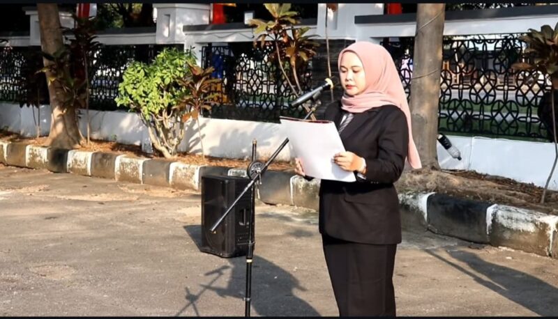 Sekdis Tenaga Kerja Indramayu, yang juga Dewan Pengawas Yayasan Griya Aswaja pimpin upacara Hari Kemerdekaan RI Ke-80 di Halaman Disnaker Indramayu, Minggu (17/8/2025)