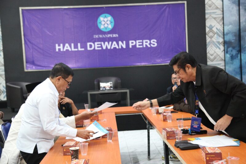 Ketua umum PWI Pusat Hendry Ch  Bangun saat verifikasi berkas pendaftaran.