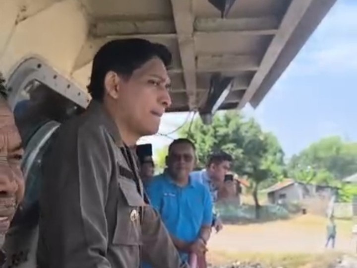 Bupati Indramayu Lucky Hakim meninjau langsung pengerukan muara di Tempat Pelelangan Ikan (TPI) Glayem, Kecamatan Juntinyuat,.Kamis (7/8/2025)