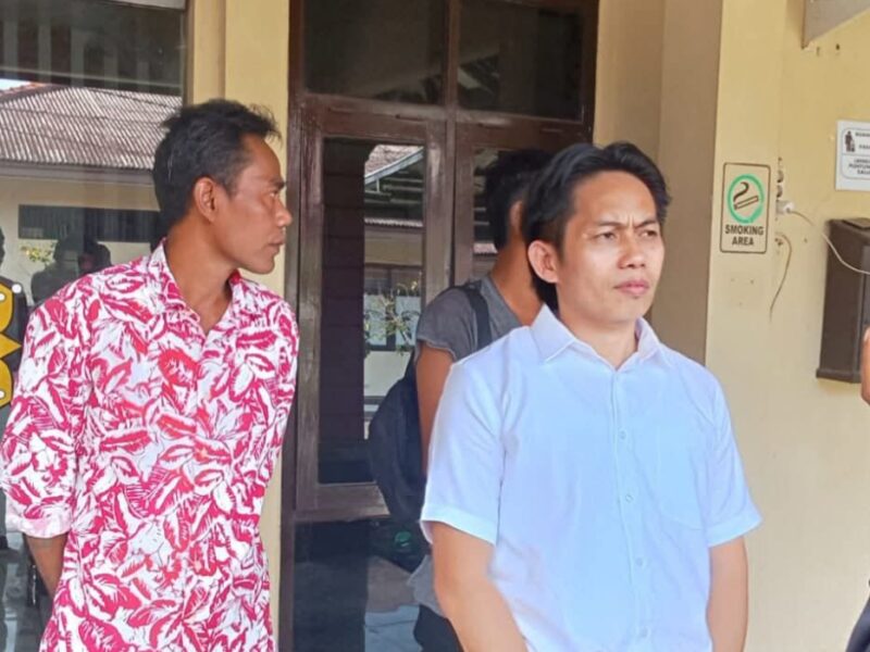 Pengacara Toni RM mendampingi Karja, ayah korban di Polres Indramayu, Minggu (10/8/2025).