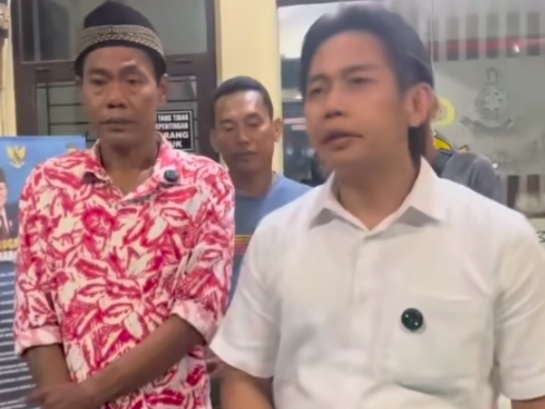 Pengacara Toni RM mendampingi Karja, ayah Putri Apriyani usai menjalani pemeriksaan oleh Propam Polda Jabar di Polres Indramayu, Minggu (11/8/2025) malam.