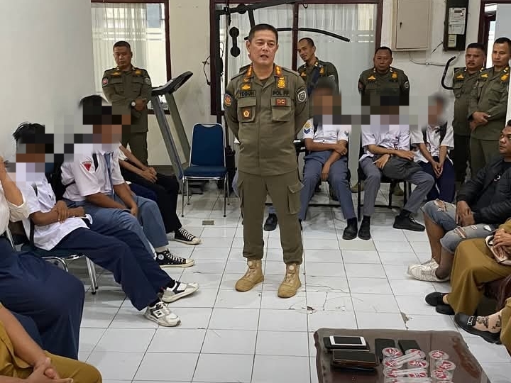 Satpol PP dan Damkar Indramayu merazia puluhan pelajar di kawasan pemakaman Makam Selawe, Kecamatan Sindang, pada Senin (11/8/2025)