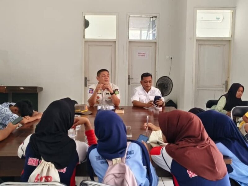 Satpol PP Indramayu menemukan tujuh pelajar yang bolos sekolah, terdiri dari dua pelajar pria dan lima pelajar putri