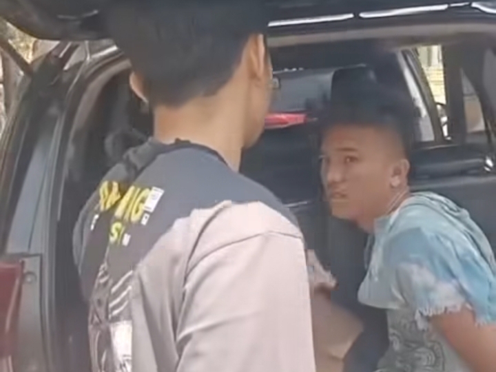 Tangkapan layar Video penangkapan Bripda Alvian Maulana Sinaga mendadak viral di media sosial