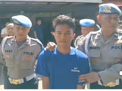 Alvian Maulana Sinaga digiring Propam dimasukan ke tahanan Polres Indramayu, Selasa (26/8/2025)