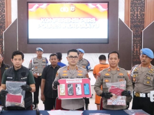 Kapolres Indramayu AKBP Mochamad Fajar Gemilangemebri keterangan pers sambil  memperlihatkan barang bukti kasus pencurian emas, Selasa (26/8/2025) 