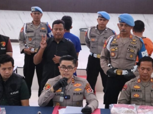 Kapolres Indramayu AKBP Mochamad Fajar Gemilang memberikan keterangan pers terkait penangkapan Alvian Maulana Sinaga tersangka pembunuhan Putri Apriyani, Selasa (26/8/2025)