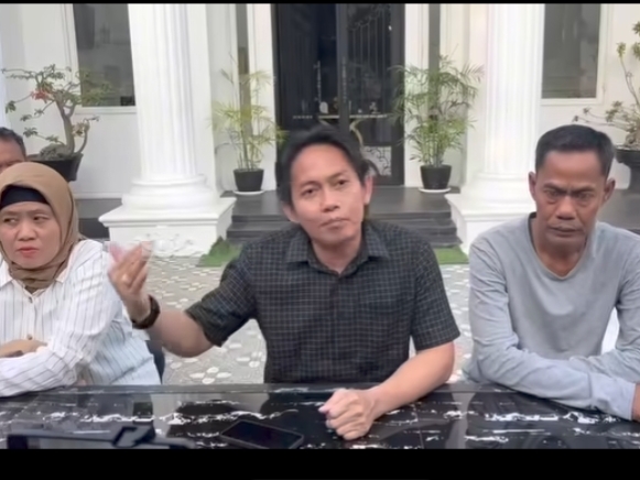 Keluarga Putri Apriyani dan Kuasa Hukumnya, Toni RM, memberikan keterangan pers, di Kantor Hukum Toni RM & Partners, Rabu (27/8/2025)