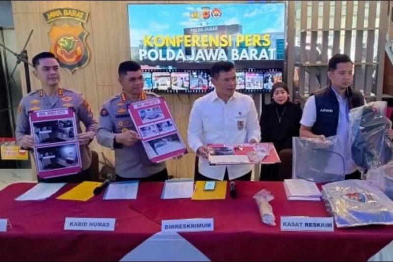 Kapolres Indramayu AKBP Fajar Gemilang memberikan keterangan pers pelaku pembunuhan satu keluarga di Mapolda Jabar