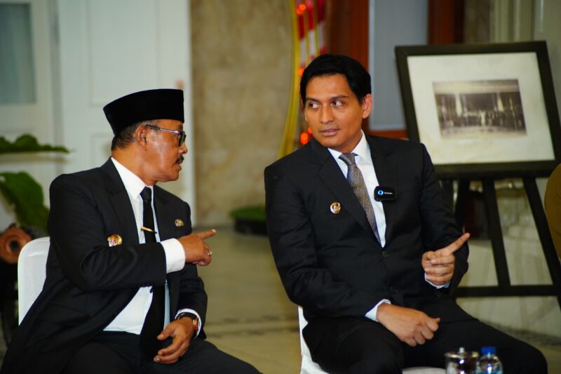 Bupati Indramayu Lucky Hakim melantik dan mengambil sumpah jabatan bagi 325 pejabat di lingkungan Pemkab Indramayu, Jumat (12/9/2025).