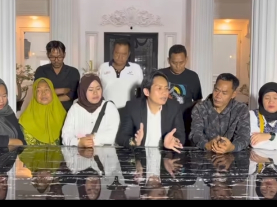 Toni RM dan keluarga korban pembunuhan Putri Apriyani memberikan keterangan di Kantor Hukum Toni RM & Partners di Balongan, Indramayu, Rabu (4/9/2025)