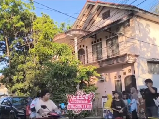 Suasana di sekitar TKP penemuan lima jenazah di sebuah rumah di Kelurahan Paoman, Kecamatan Indramayu, Kabupaten Indramayu