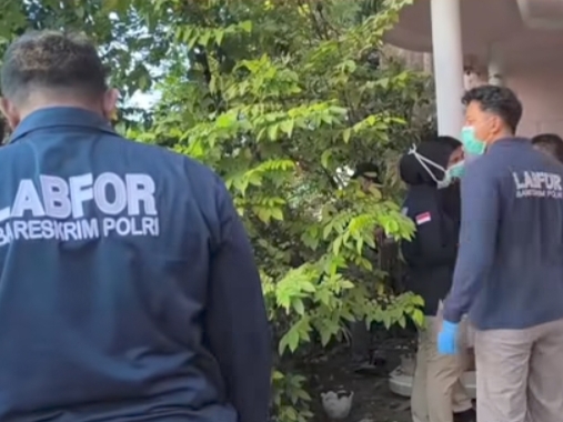 Suasana di sekitar TKP penemuan lima jenazah di sebuah rumah di Kelurahan Paoman, Kecamatan Indramayu, Kabupaten Indramayu