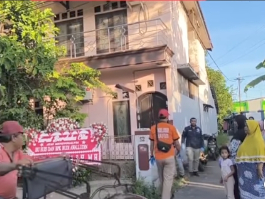 Suasana di sekitar TKP penemuan lima jenazah di sebuah rumah di Kelurahan Paoman, Kecamatan Indramayu, Kabupaten Indramayu