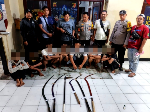 Polsek Lelea Polres Indramayu mengamankan 4 remaja bersenjata tajam hendak tawuran, Sabtu (6/9/2025) dini hari.