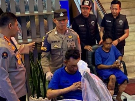Polda Jabar merilis pelaku pembunuhan satu keluarga di Kelurahan Poaman, Indramayu, Selasa (9/9/2025)