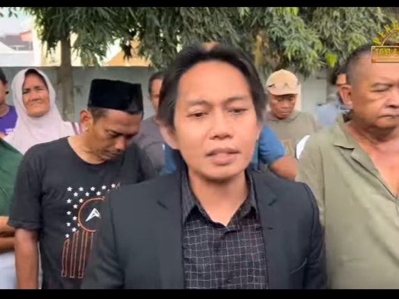 Penasehat Hukum keluarga Putri Apriyani, Toni RM, memberikan keterangan pers soal penundaan rekontruksi kasus pembunuhan Putri Apriyani di Mapolres Indramayu, Selasa (15/9/2025)